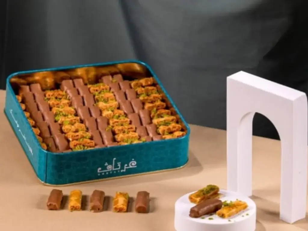 بوكس بقلاوة بالكاجو والشوكولاتة وسط غرتاف 